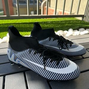 Men’s Athletic Soccer Shoes with Striped Pattern